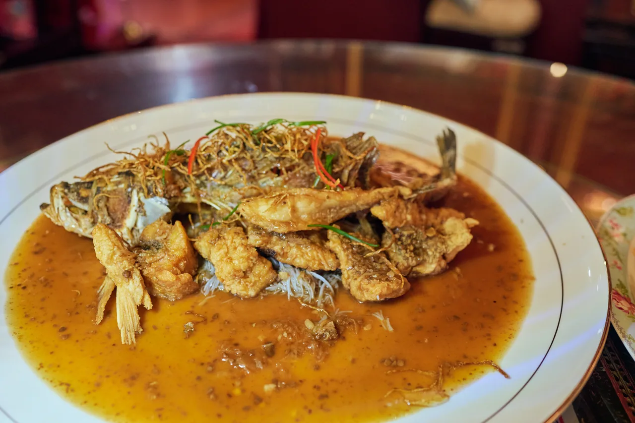 Fried fish fillets in a rich sauce topped with ginger strips