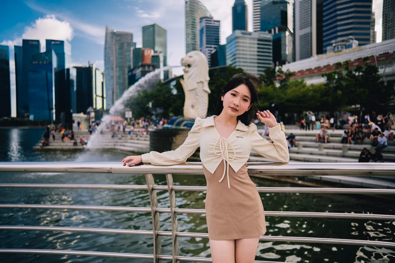 Portrait at Merlion Park with the Merlion fountain and city skyline