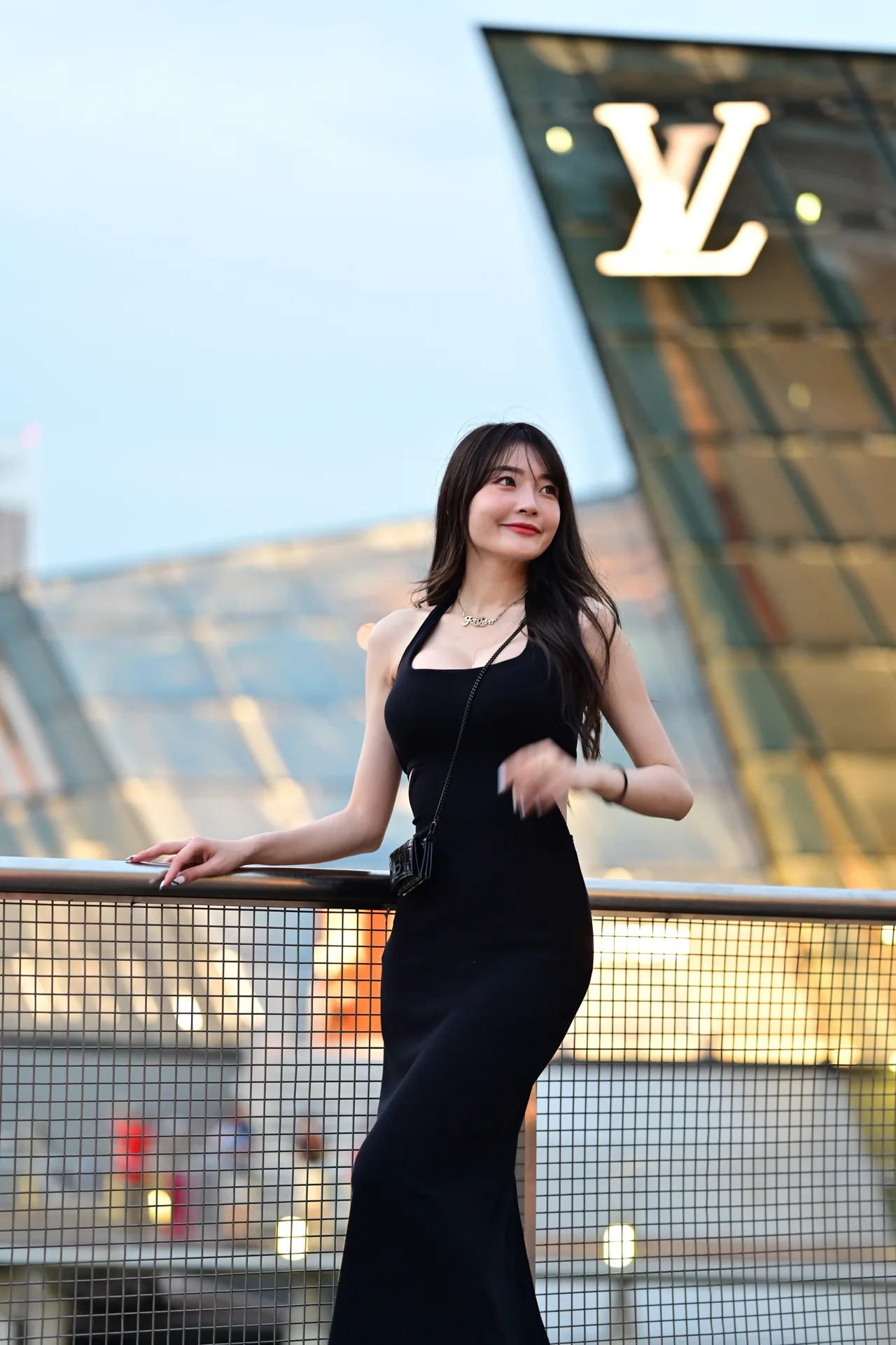 Woman in a black dress on the Marina Bay promenade